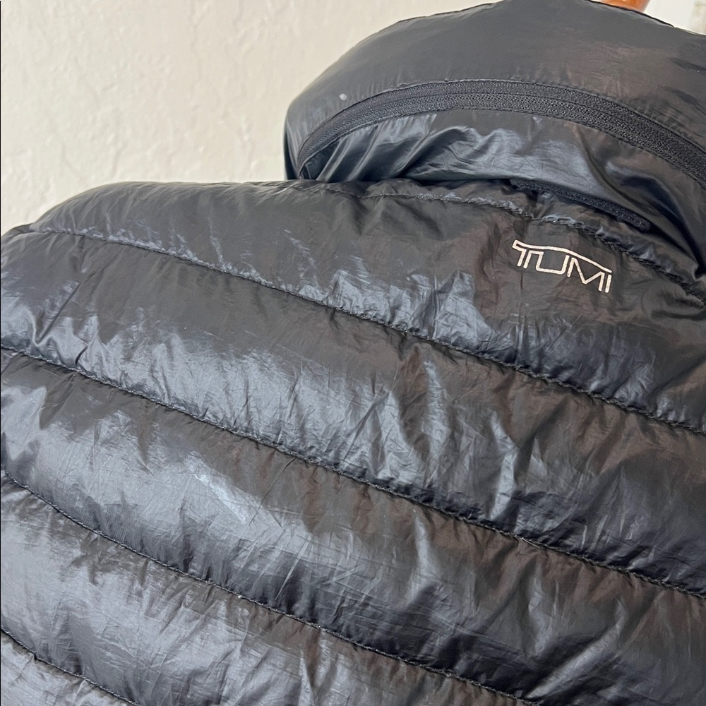 TUMI Pax Black Neck Pillow Puffer Jacket Size M - Picture 14 of 14
